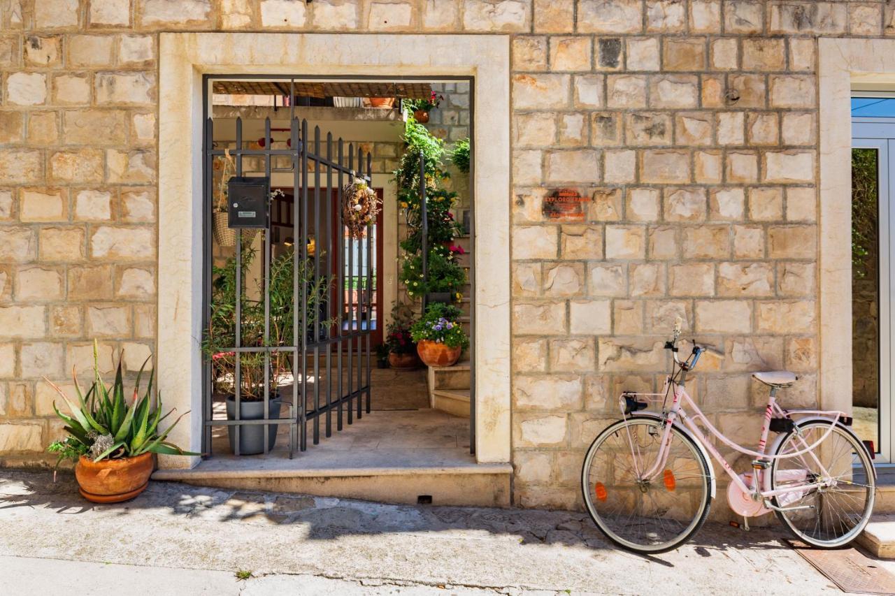 Mike Makarska Exterior foto