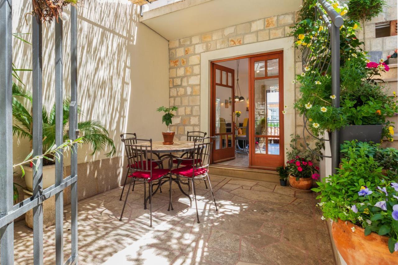 Mike Makarska Exterior foto